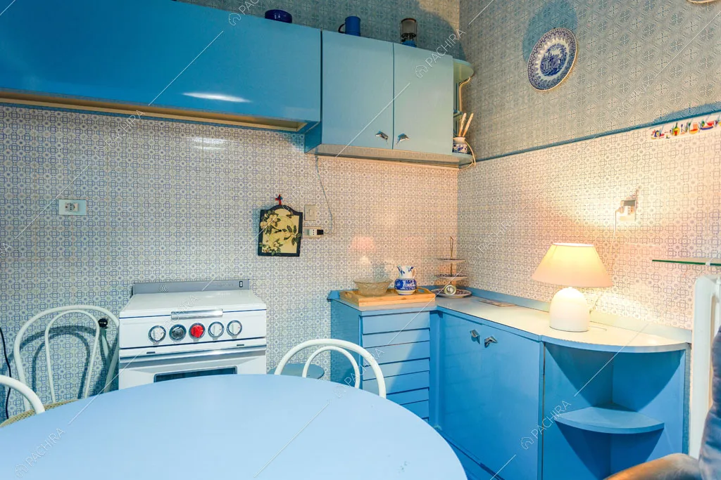Cucina azzurra a parete della dimora storica Romero, location in stile classico a Campobasso