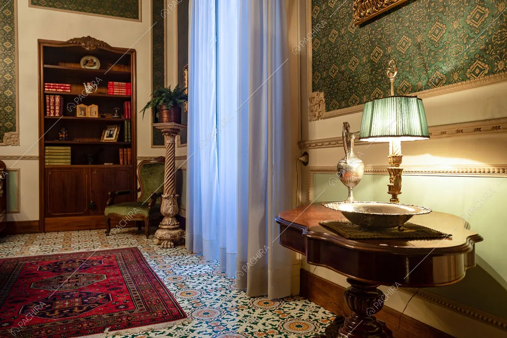 Boiserie alle pareti del salotto della dimora storica Romero, location in stile classico a Campobasso