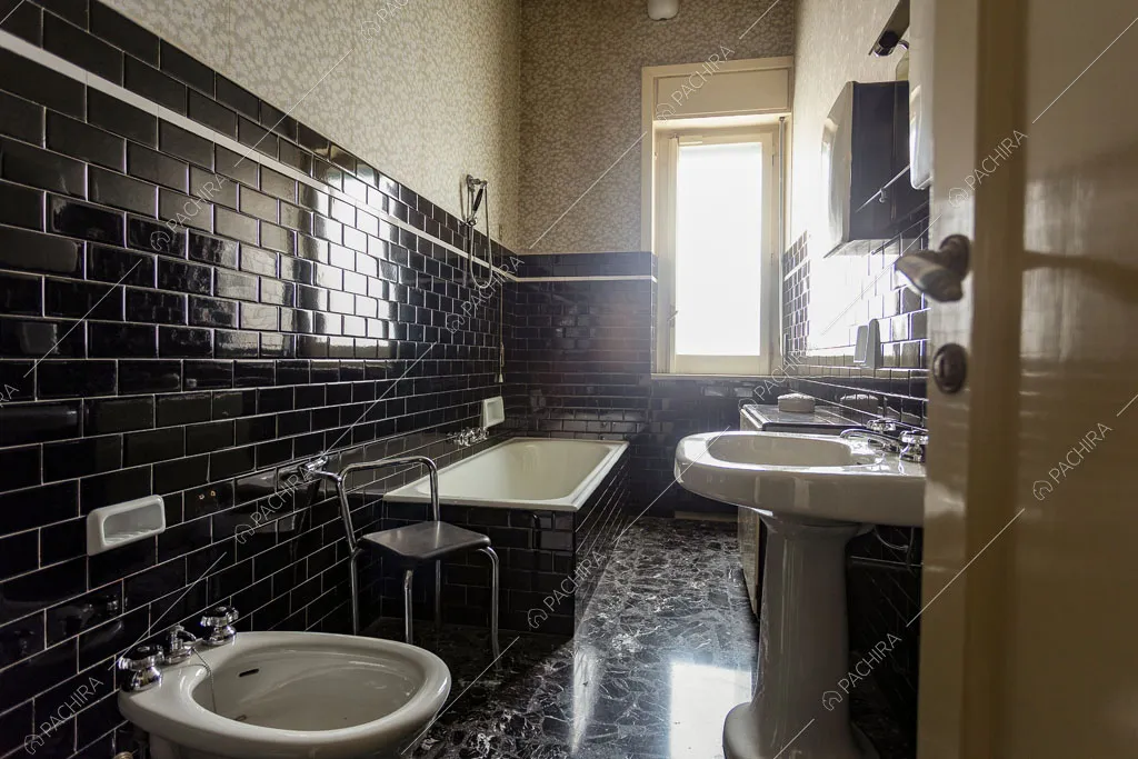 Bagno con pareti in mattoncini neri della dimora storica Romero, location in stile classico a Campobasso