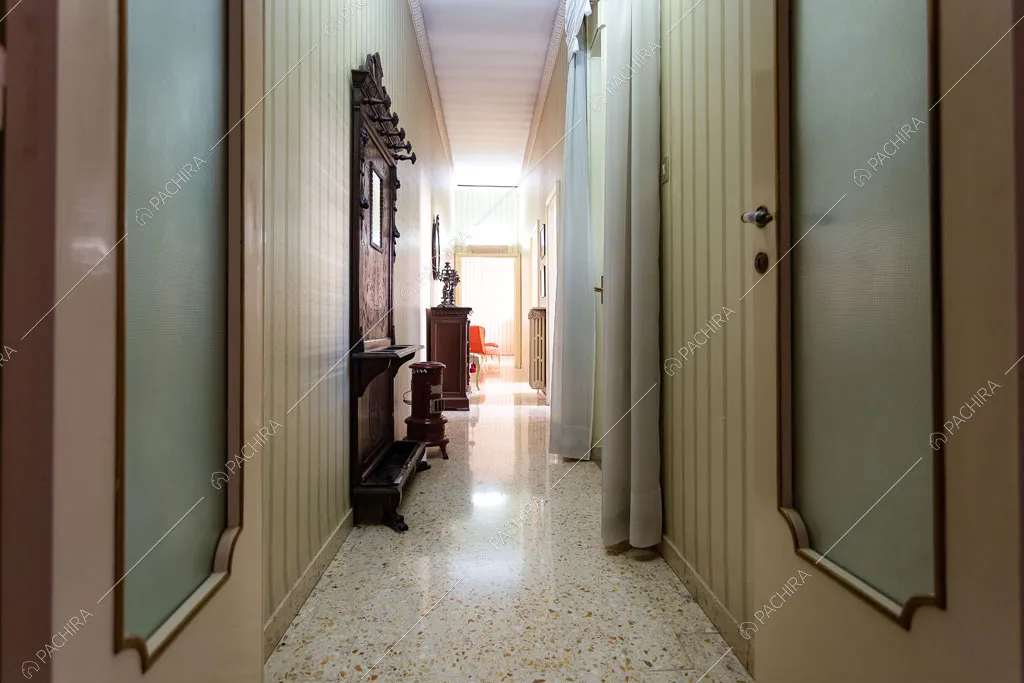 Lungo corridoio della dimora storica Romero, location in stile classico a Campobasso