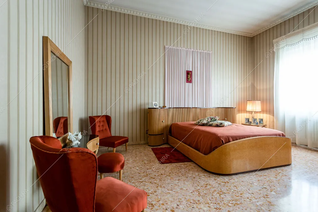 Carta da parati a righe nella camera da letto della dimora storica Romero, location in stile classico a Campobasso