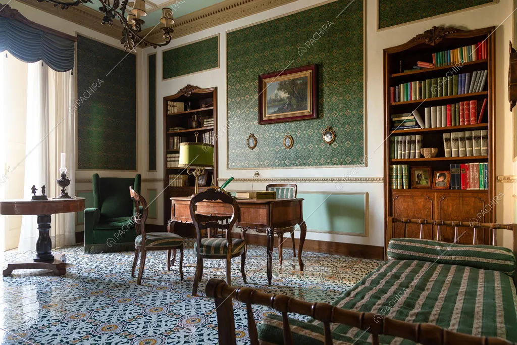 Studio con scrivania antica della dimora storica Romero, location in stile classico a Campobasso