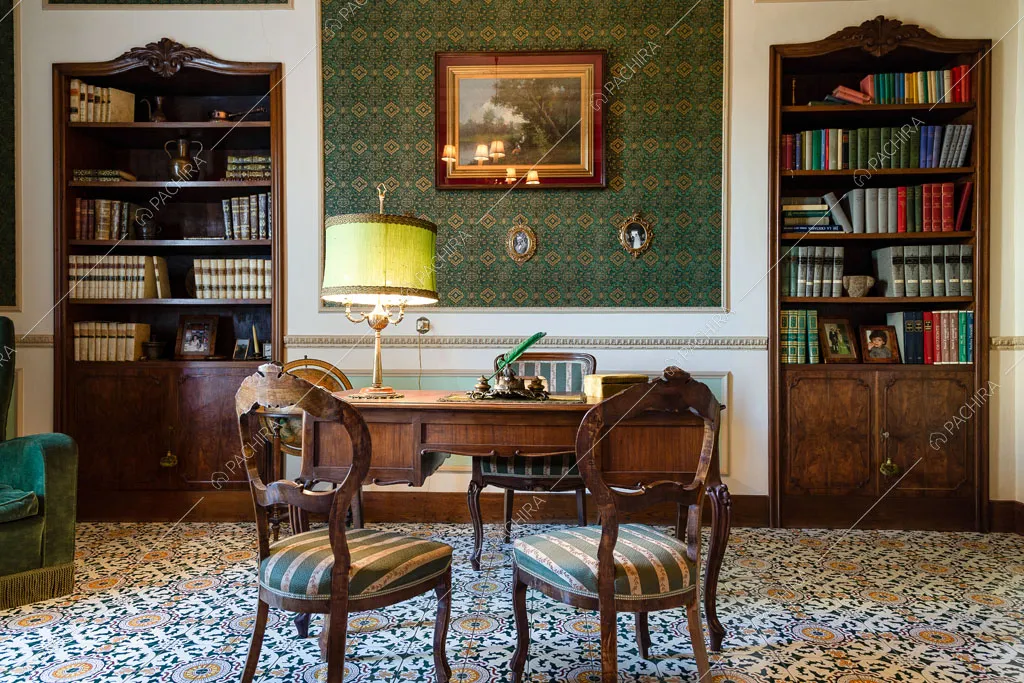 Scrivania antica e librerie nel salotto della dimora storica Romero, location in stile classico a Campobasso