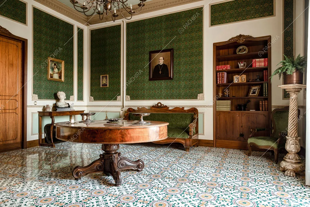 Libreria e tavolino antico nel salotto della dimora storica Romero, location in stile classico a Campobasso