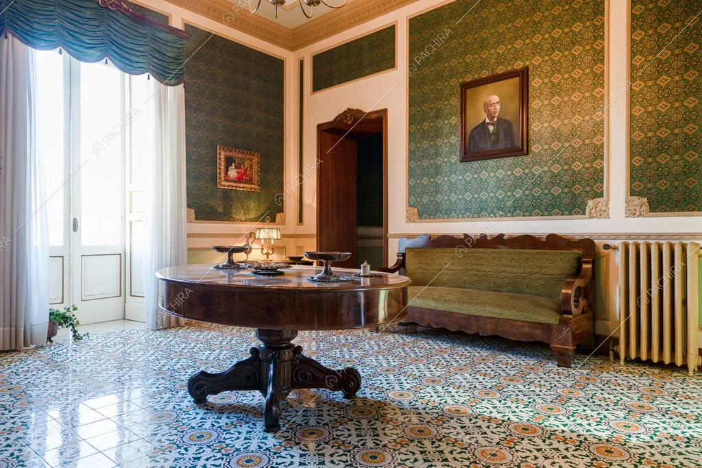 Tavolino rotondo nel salotto della dimora storica Romero, location in stile classico a Campobasso