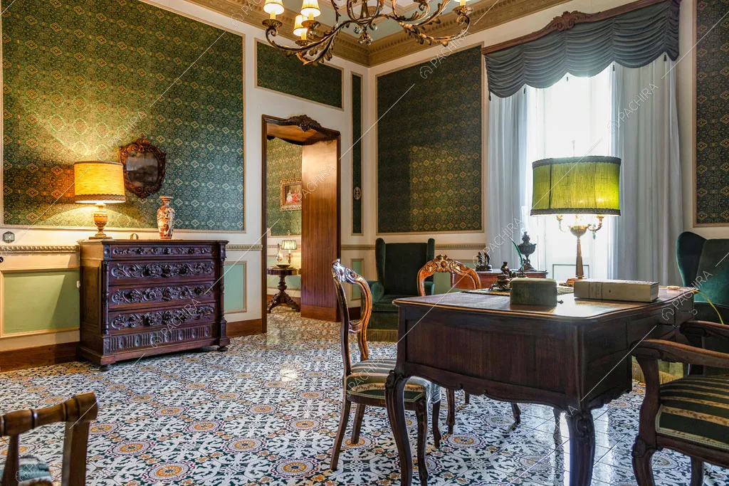 Carta da parati verde e boiserie nel salotto della dimora storica Romero, location in stile classico a Campobasso