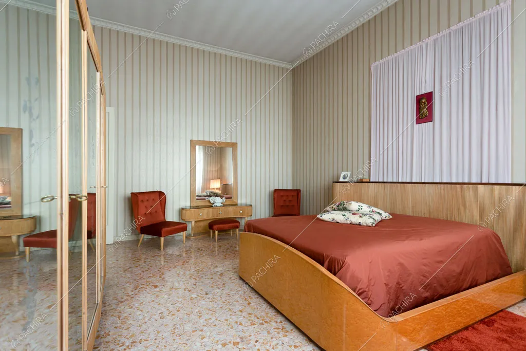 Armadi con porte a specchio nella camera da letto della dimora storica Romero, location in stile classico a Campobasso