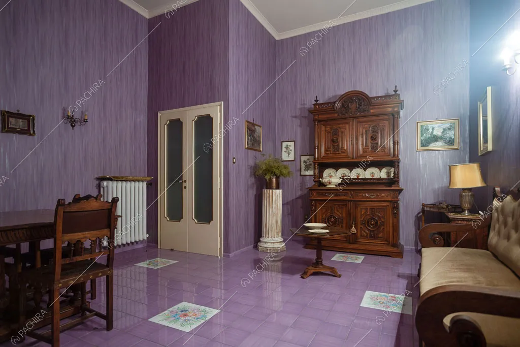 Stanza con pareti e pavimento lilla della dimora storica Romero, location in stile classico a Campobasso