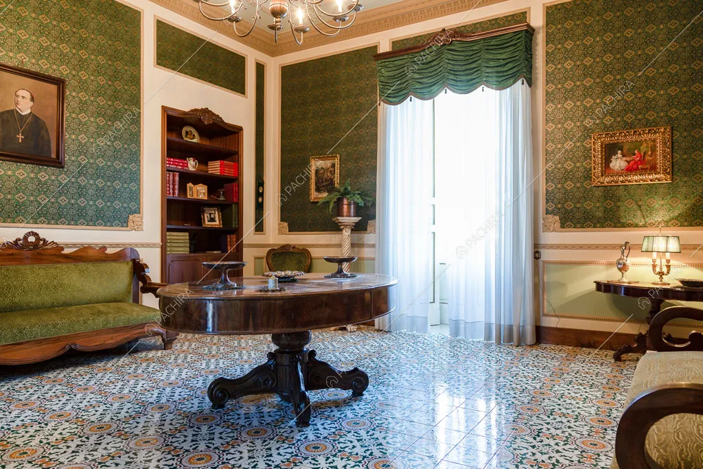 Salotto dalle pareti verdi della dimora storica Romero, location in stile classico a Campobasso