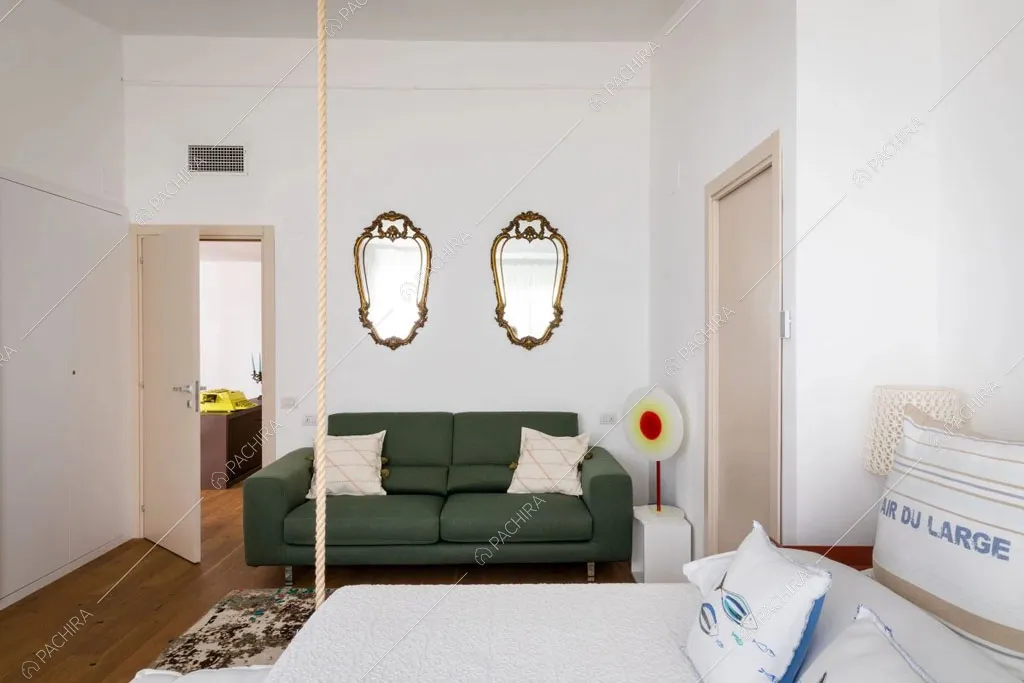 Pareti bianche della camera da letto della villa Karoo, location in stile moderno a Siracusa