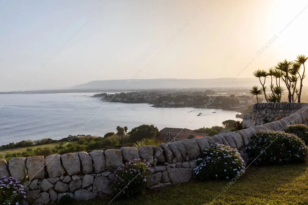 Vista sul mare dal giardino della villa Karoo, location in stile moderno a Siracusa