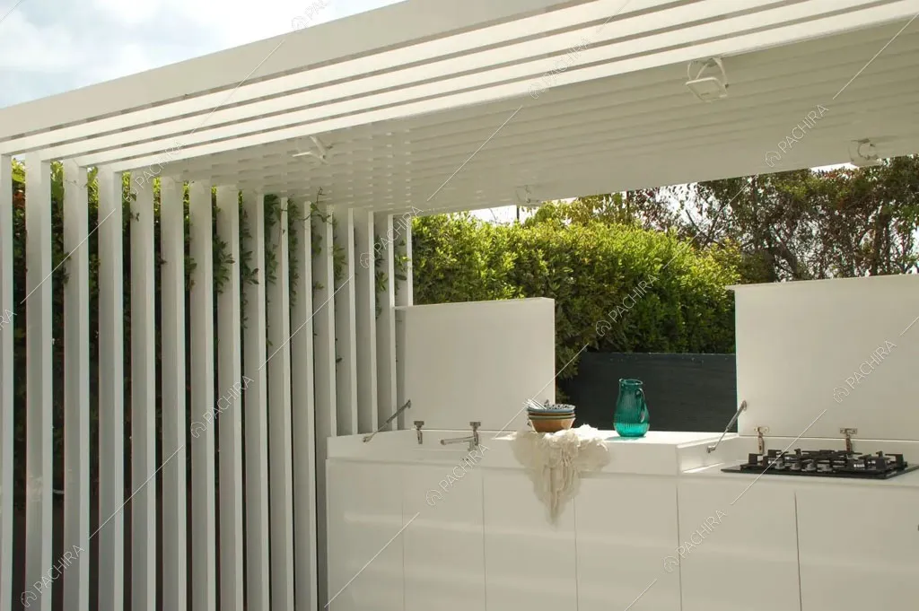 Patio con cucina con fornelli a gas della villa Karoo, location in stile moderno a Siracusa
