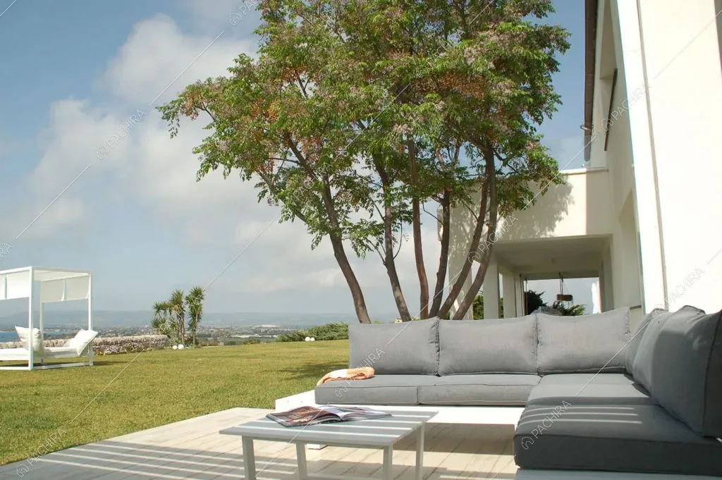 Divano nel giardino della villa Karoo, location in stile moderno a Siracusa