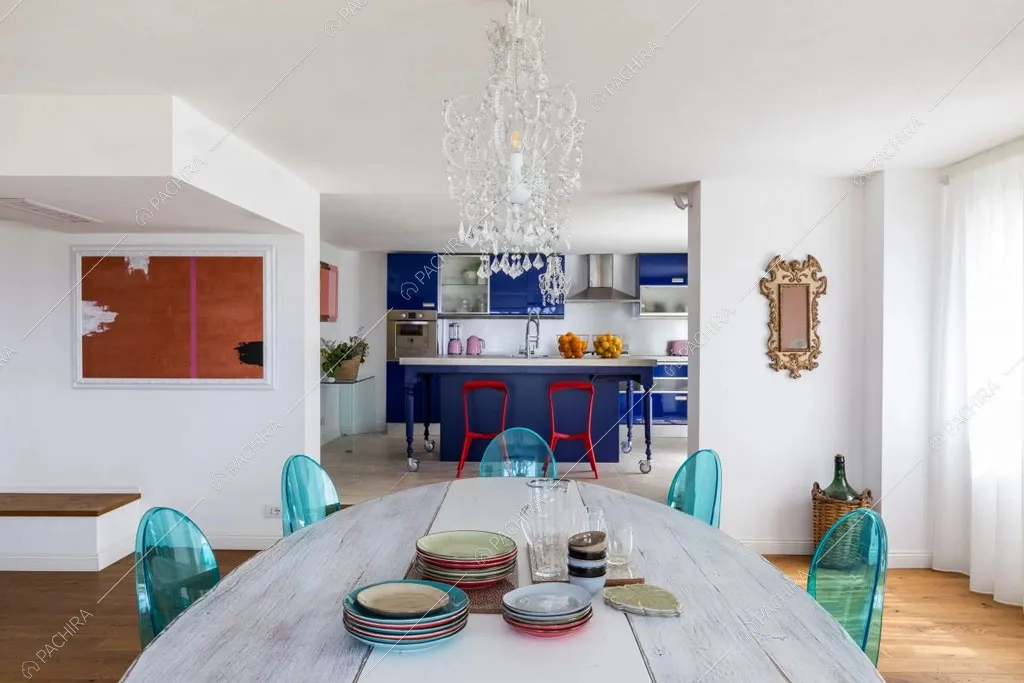 Tavolo da pranzo e vista sullla cucina della villa Karoo, location in stile moderno a Siracusa