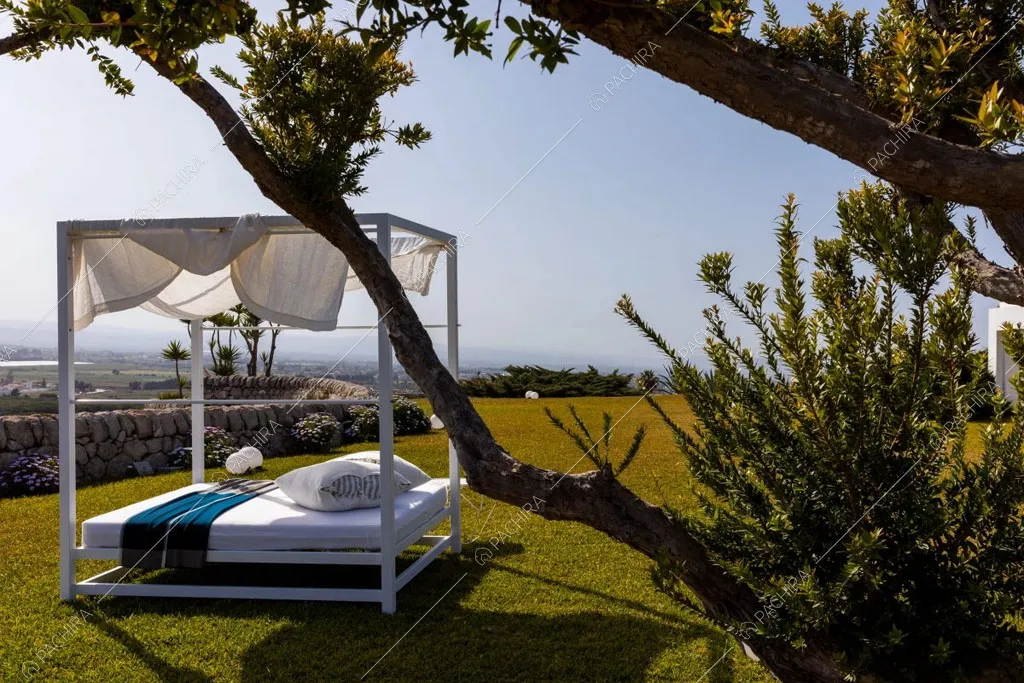 Letto a baldacchino nel giardino della villa Karoo, location in stile moderno a Siracusa