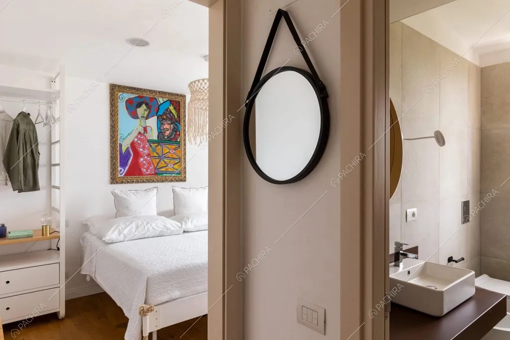 Scorcio su camera da letto e bagno della villa Karoo, location in stile moderno a Siracusa