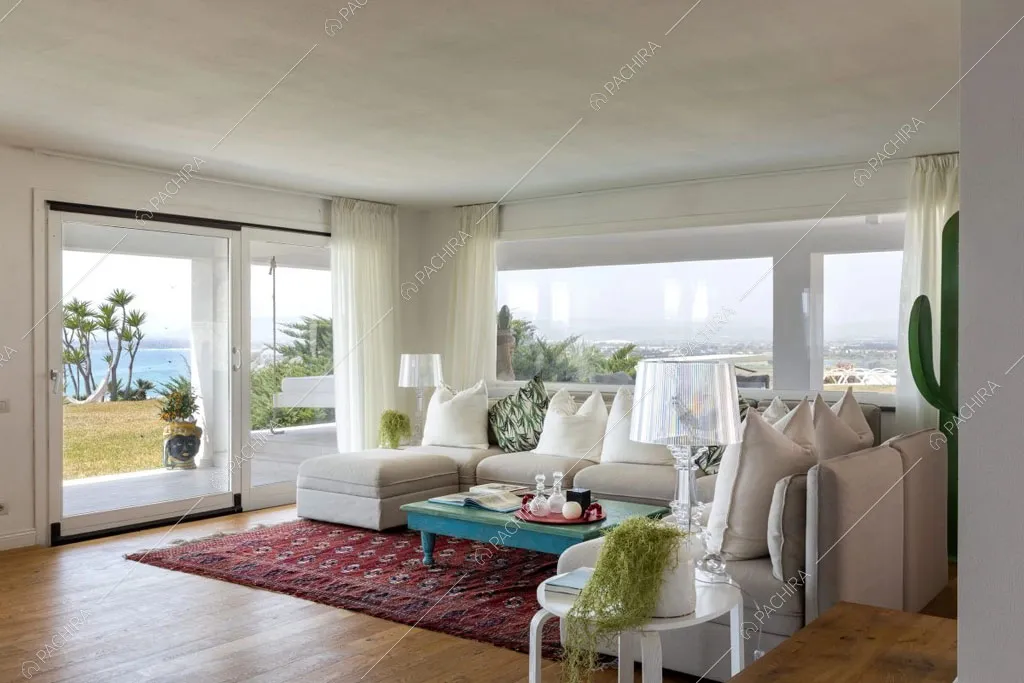 Salotto con pavimento in parquet della villa Karoo, location in stile moderno a Siracusa