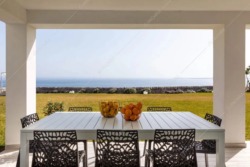 Veranda con tavolo da pranzo della villa Karoo, location in stile moderno a Siracusa