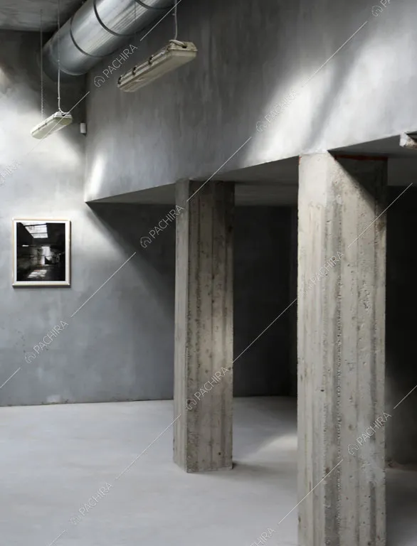 Pavimento in cemento a vista nell'espositivo Bayuda, location in stile industriale a Milano