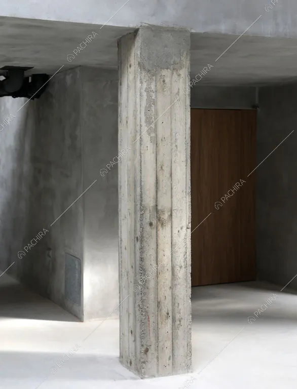 Stanza con colonna in cemento nell'espositivo Bayuda, location in stile industriale a Milano