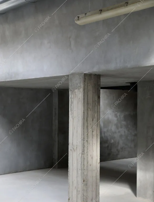 Colonna in cemento nell'espositivo Bayuda, location in stile industriale a Milano