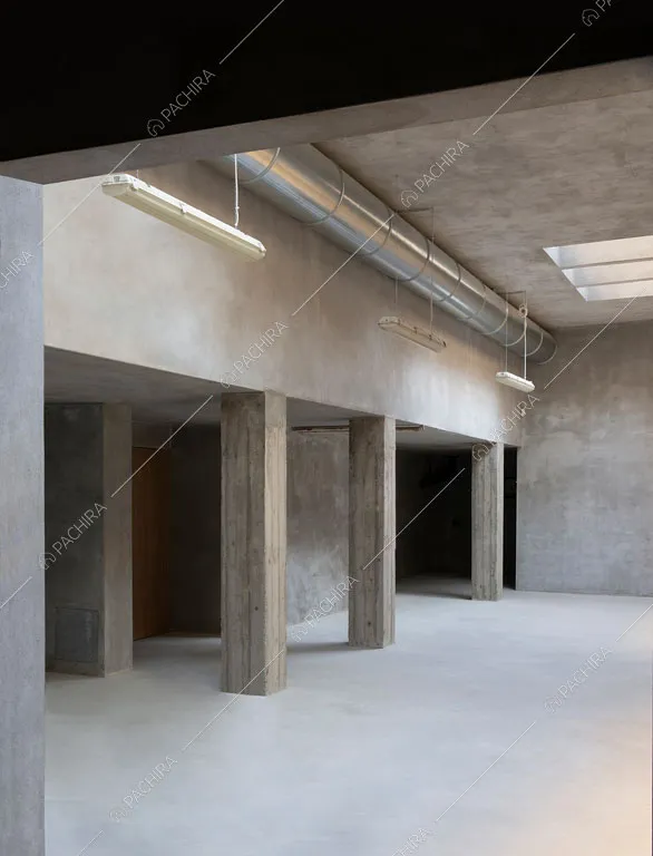 Colonne nell'open space dell'espositivo Bayuda, location in stile industriale a Milano