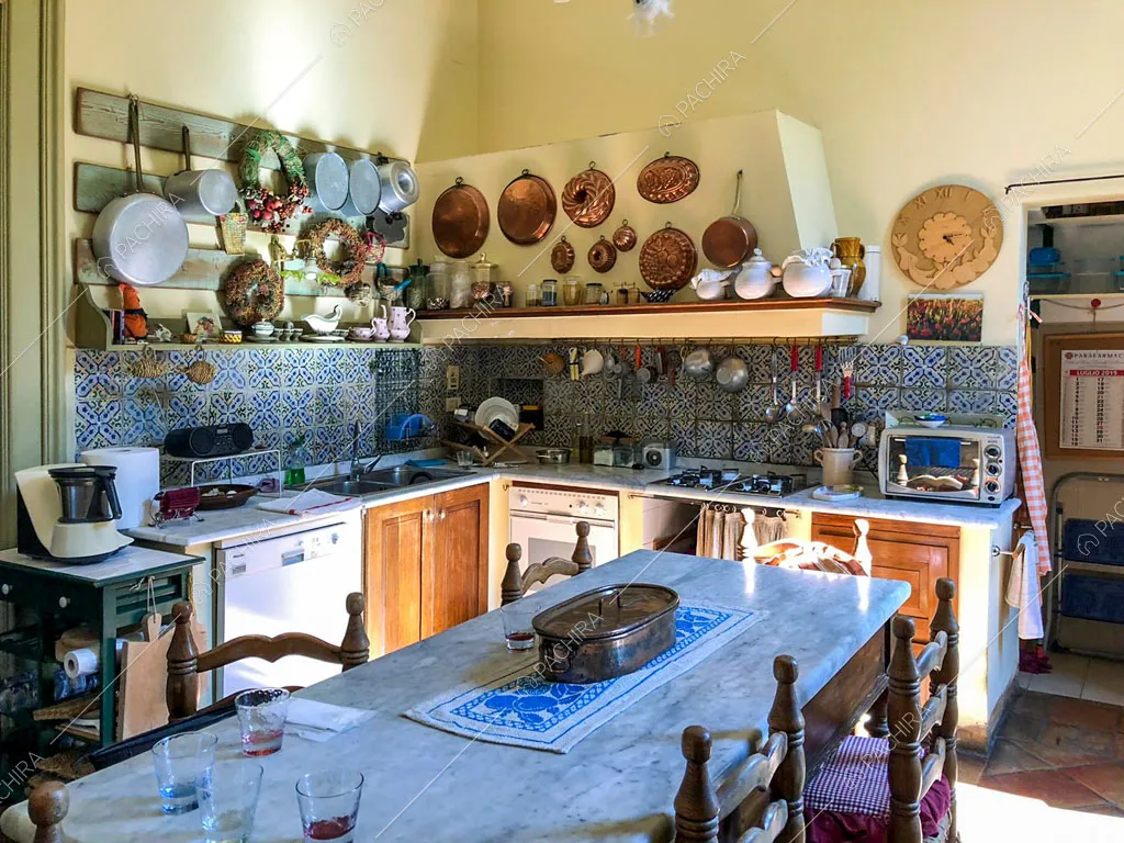 Cucina a parete con fornelli a gas della dimora storica Volturno, location in stile classico a Lecce