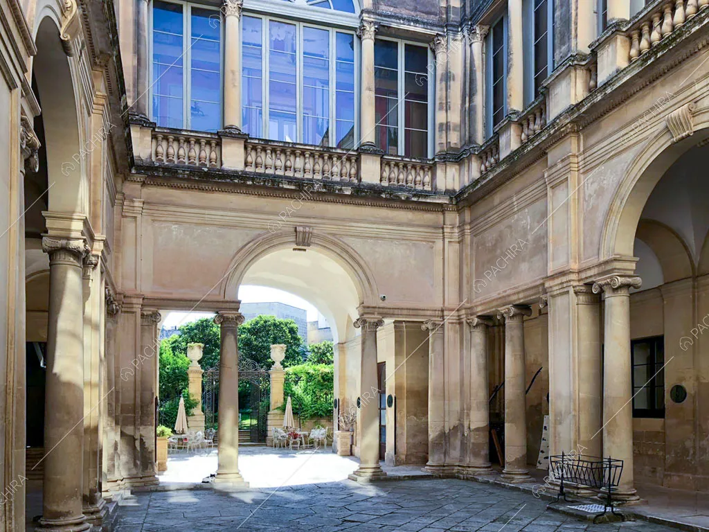 Porticato della dimora storica Volturno, location in stile classico a Lecce