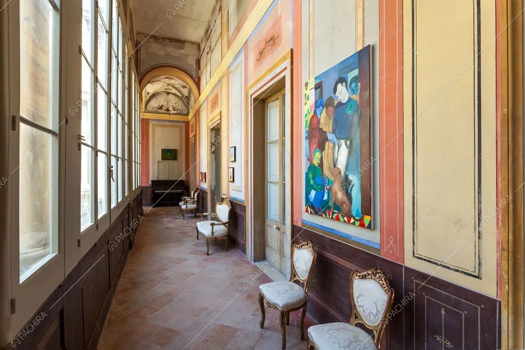 Corridoio con vetrate della dimora storica Volturno, location in stile classico a Lecce