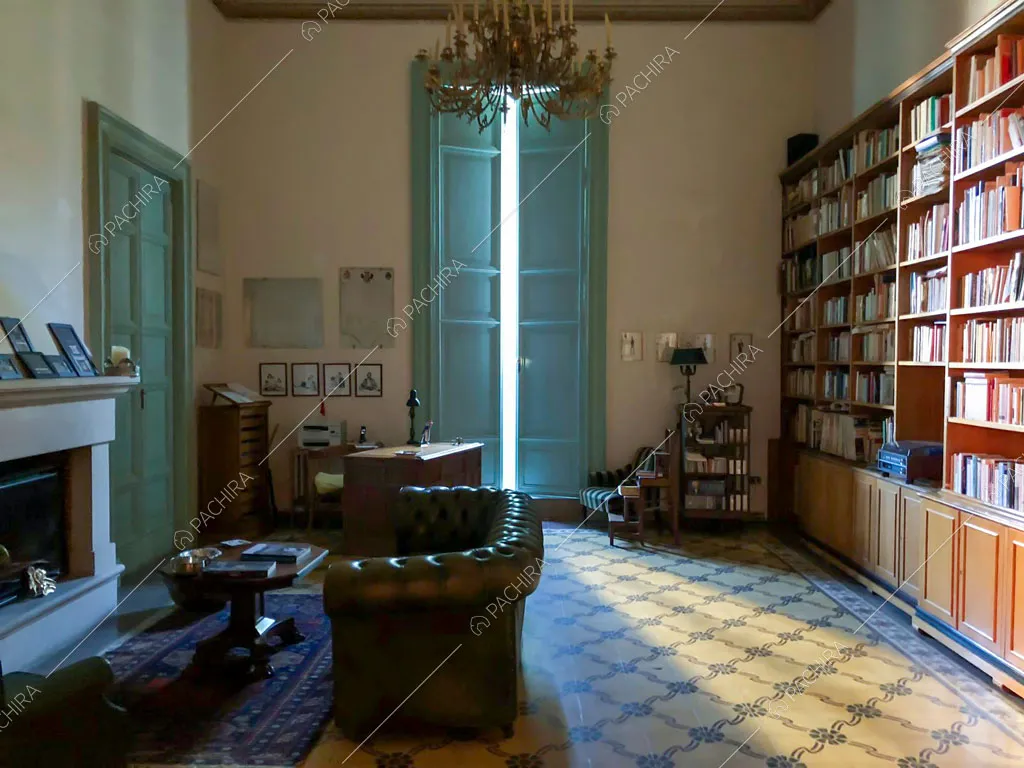 Camino nel salotto della dimora storica Volturno, location in stile classico a Lecce