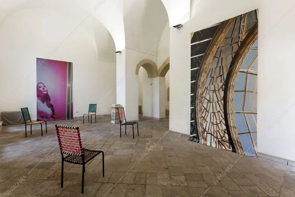 Stanza con opere d'arte nella dimora storica Volturno, location in stile classico a Lecce