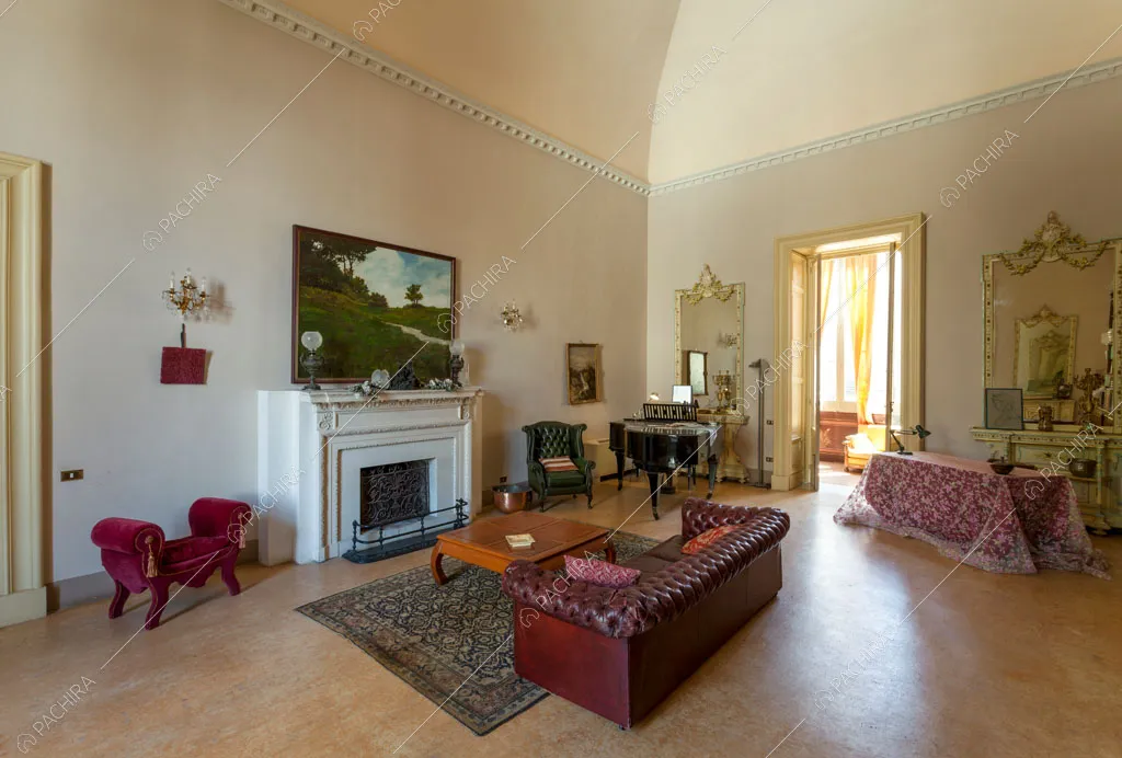 Salotto con camino della dimora storica Volturno, location in stile classico a Lecce