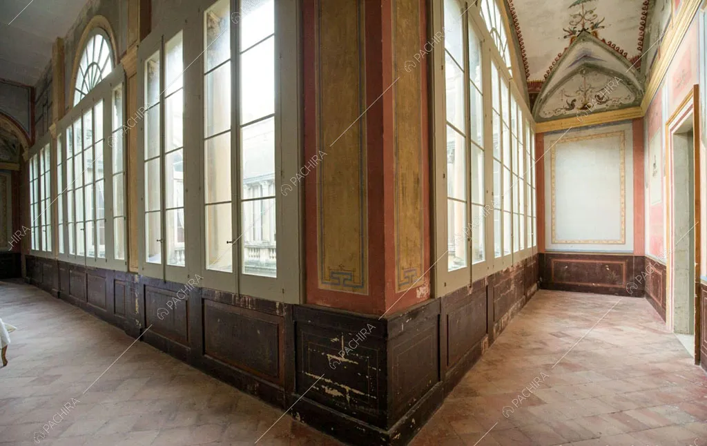 Corridoio con pareti affrescate della dimora storica Volturno, location in stile classico a Lecce