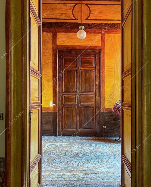 Atrio con boiserie sulla porta della dimora storica Volturno, location in stile classico a Lecce