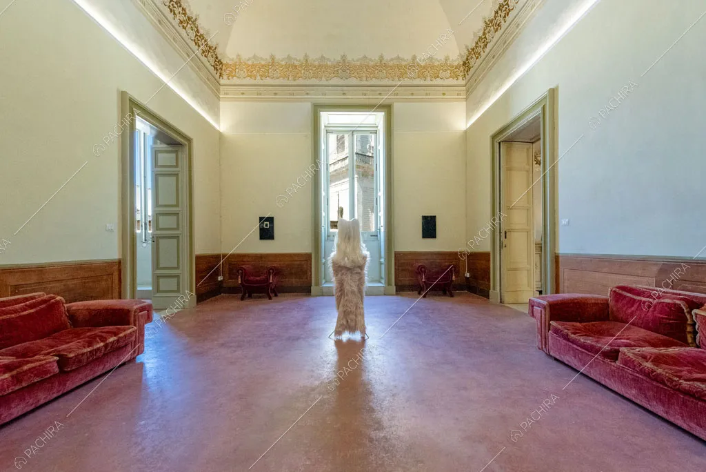 Salotto con affresco sul soffitto nella dimora storica Volturno, location in stile classico a Lecce
