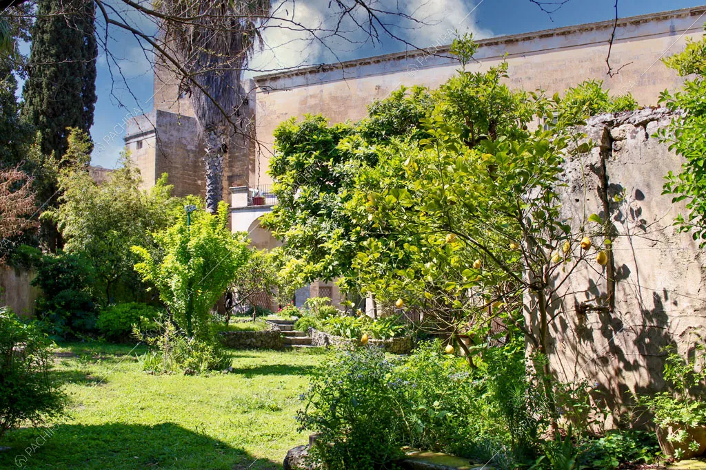 Giardino e vista sugli esterni della dimora storica Volturno, location in stile classico a Lecce