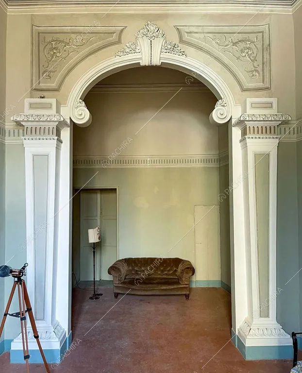 Arco con affreschi nel salotto della dimora storica Volturno, location in stile classico a Lecce