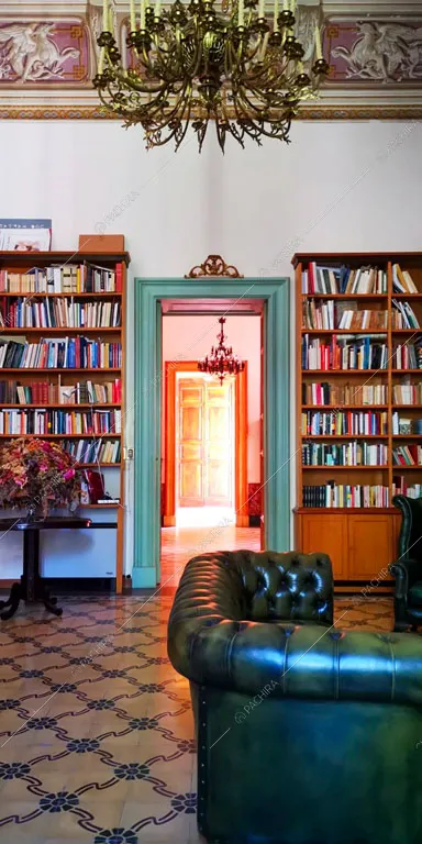 Salotto con libreria della dimora storica Volturno, location in stile classico a Lecce