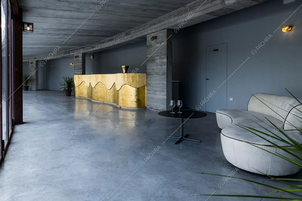 Corridoio con colonne del locale Pink Drift, location in stile eclettico a Ravenna