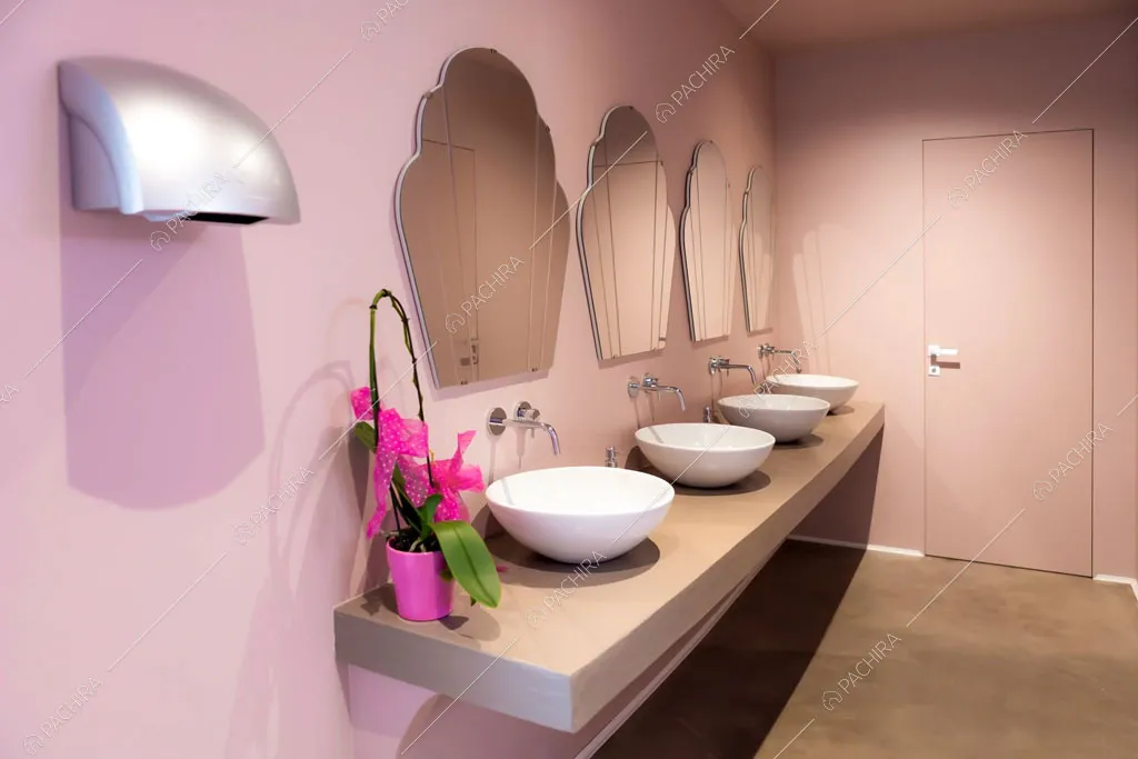 Bagno con pareti rosa del locale Pink Drift, location in stile eclettico a Ravenna