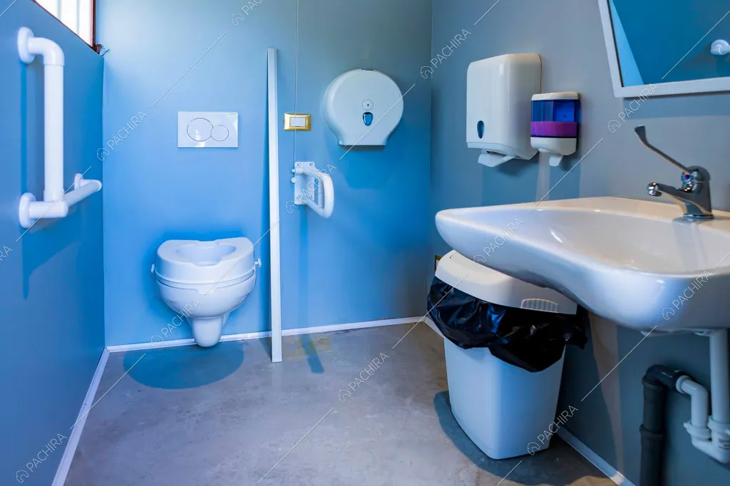 Bagno con pareti azzurre del locale Pink Drift, location in stile eclettico a Ravenna