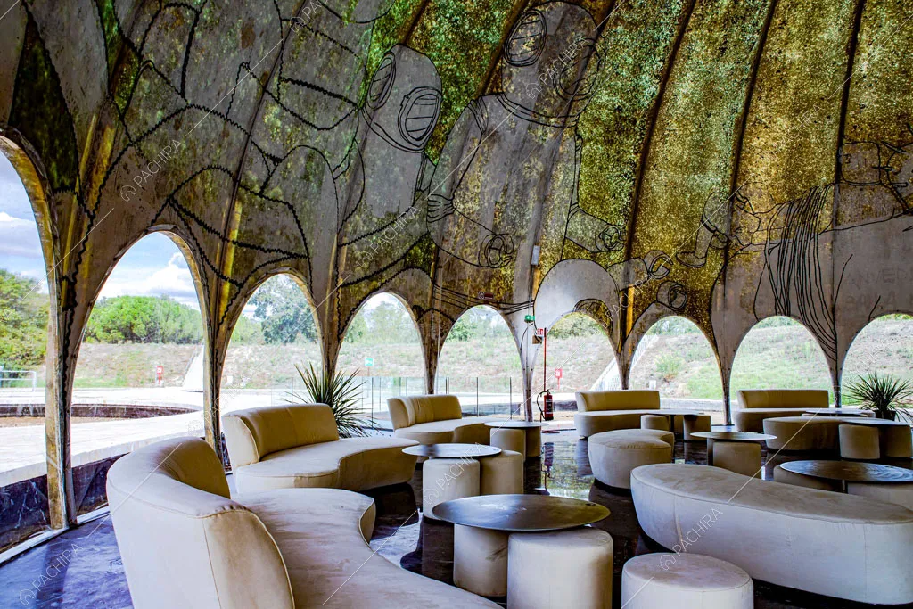 Veranda di design nel cortile del locale Pink Drift, location in stile eclettico a Ravenna