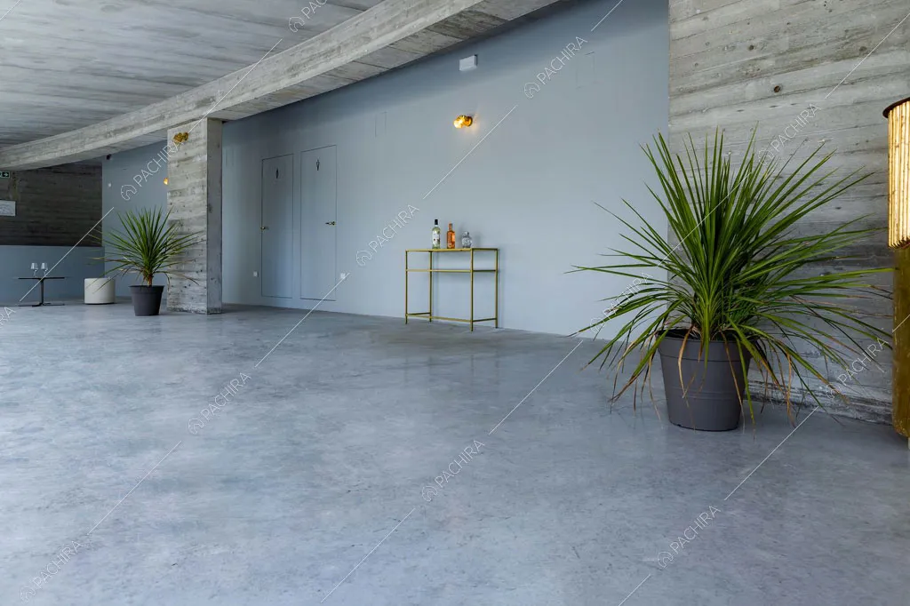 Sala con pareti in cemento armato del locale Pink Drift, location in stile eclettico a Ravenna