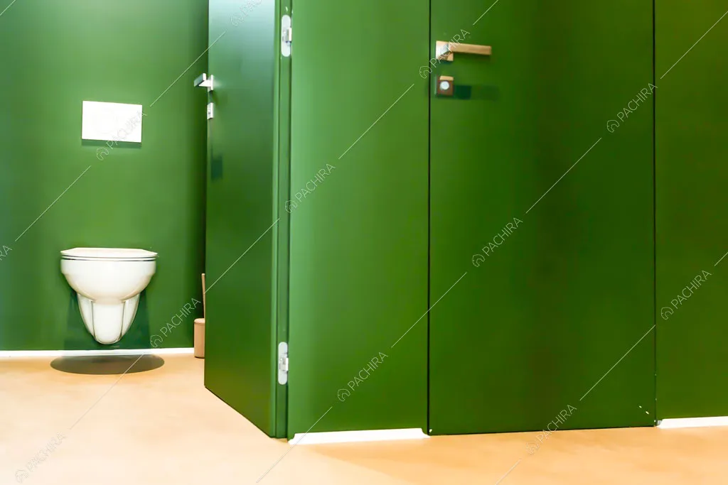 Pareti verde del bagno del locale Pink Drift, location in stile eclettico a Ravenna