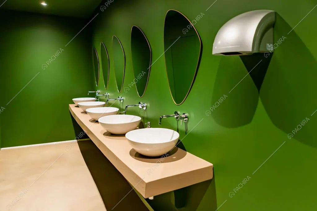Bagno con pareti verdi del locale Pink Drift, location in stile eclettico a Ravenna