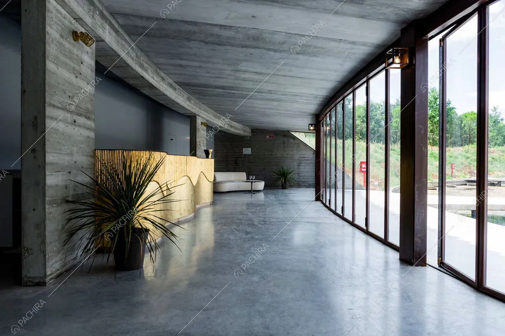 Corridoio con vetrate del locale Pink Drift, location in stile eclettico a Ravenna