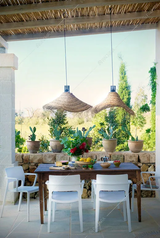 Soffitto in travi in legno a vista nel porticato della villa Bali, location in stile contemporaneo a Lecce