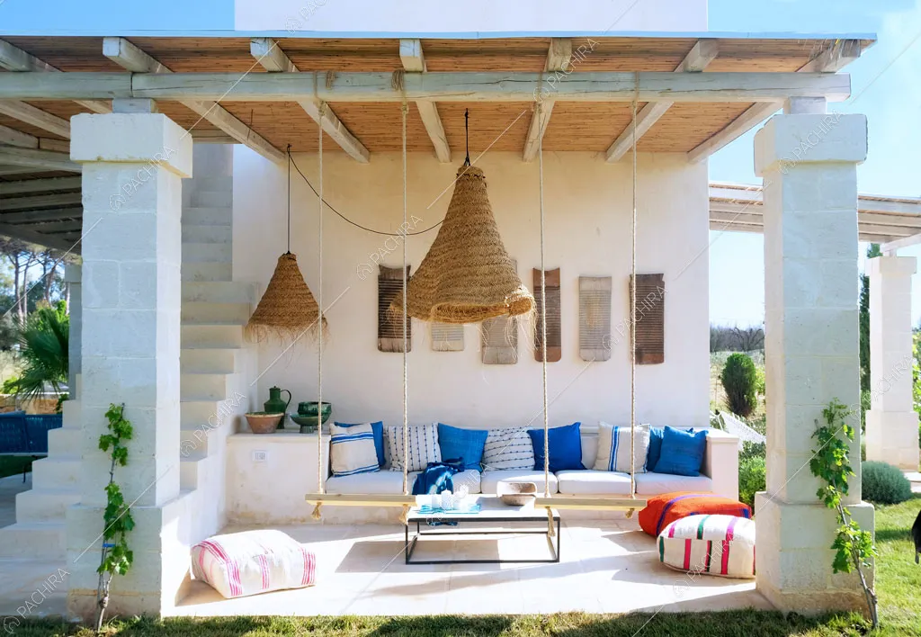 Portico con travi in legno a vista sul soffitto nella villa Bali, location in stile contemporaneo a Lecce
