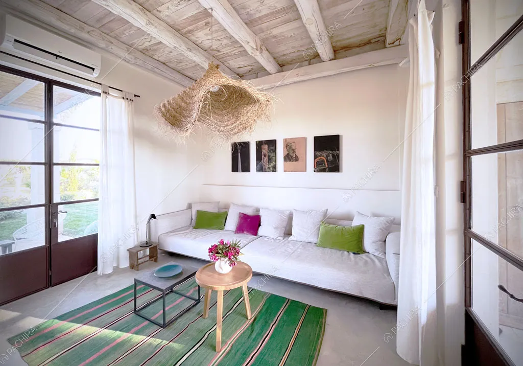 Salotto con vetrate della villa Bali, location in stile contemporaneo a Lecce