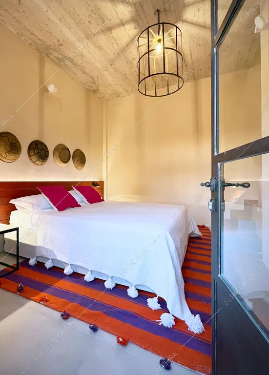 Porta-finestra nella camera da letto matrimoniale della villa Bali, location in stile contemporaneo a Lecce
